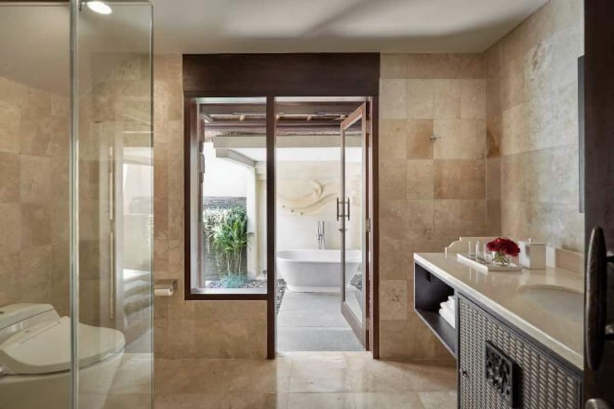 Separate tub and shower, deep soaking tub, rainfall showerhead