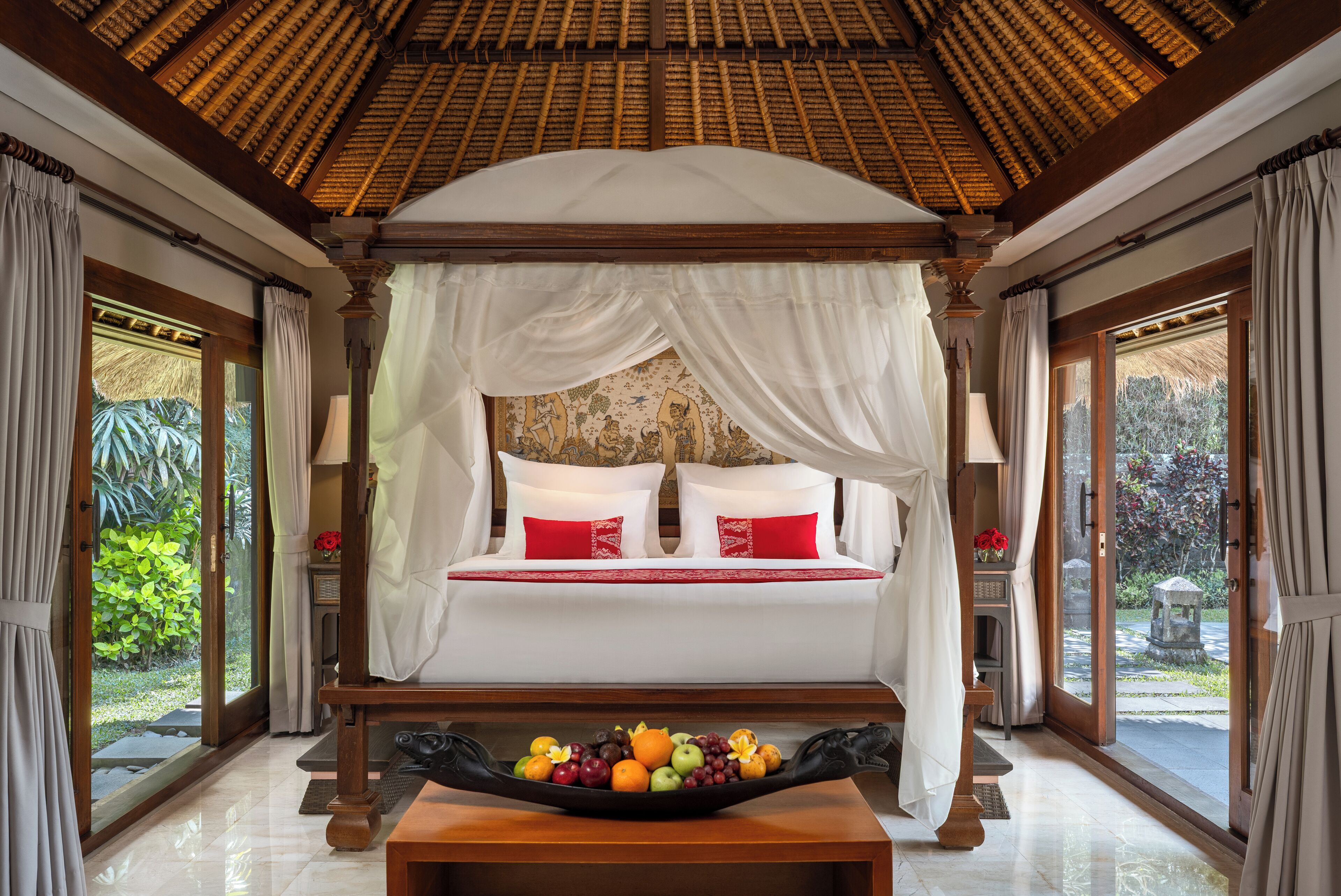 Minibar, caja de seguridad en la habitación y decoración personalizada 