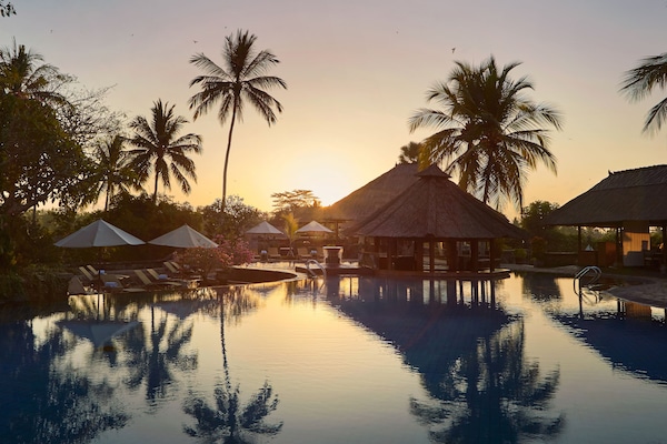 2 piscine all'aperto, lettini