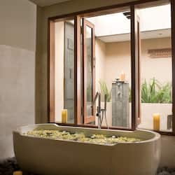 Deep soaking bathtub