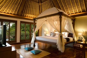 Minibar, caja de seguridad en la habitación y decoración personalizada 