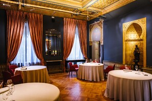 Déjeuner et dîner servis sur place, spécialités Cuisine méditerranéenne