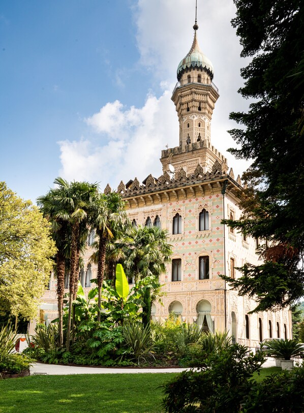 Un edificio histórico con una torre destacada y detalles arquitectónicos elaborados.
