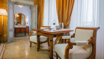 Suite Executive | Biancheria da letto di alta qualità, minibar, una cassaforte in camera