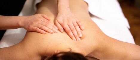 Eine Person erhält eine Rückenmassage.