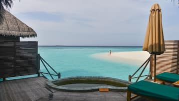 Lagoon Villa | Minibar, in-room safe, individually decorated, individually furnished