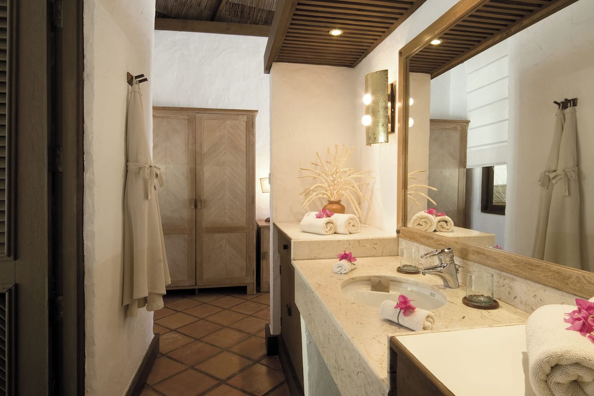 combined shower/bathtub, free toiletries, hair dryer, bathrobes