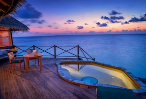 Lagoon Villa | Minibar, in-room safe, individually decorated, individually furnished