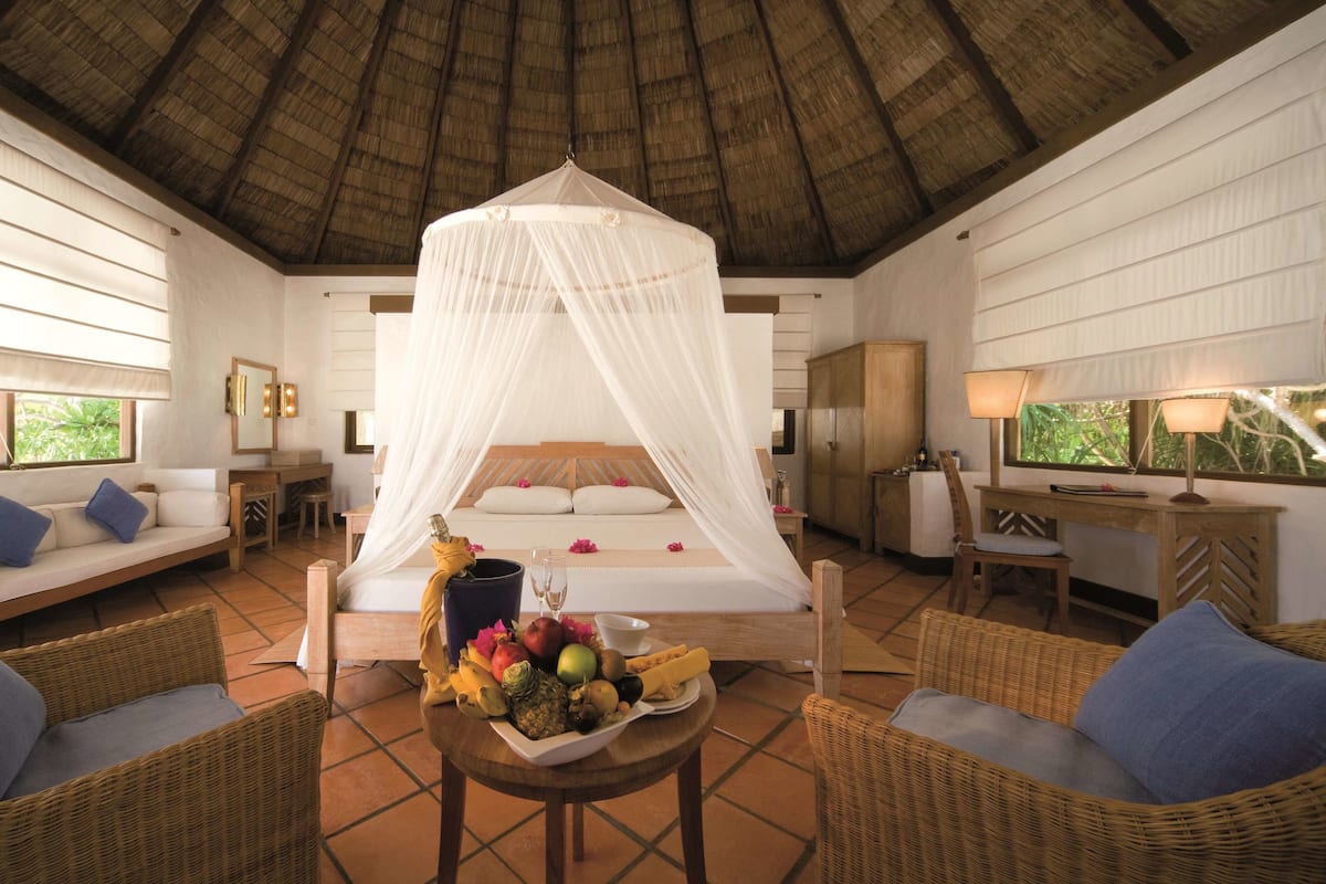 Beach Villa | Minibar, in-room safe, desk, laptop workspace