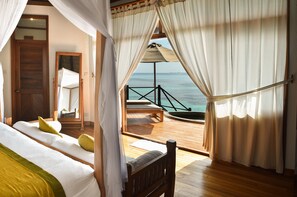 Lagoon Villa | Minibar, in-room safe, individually decorated, individually furnished