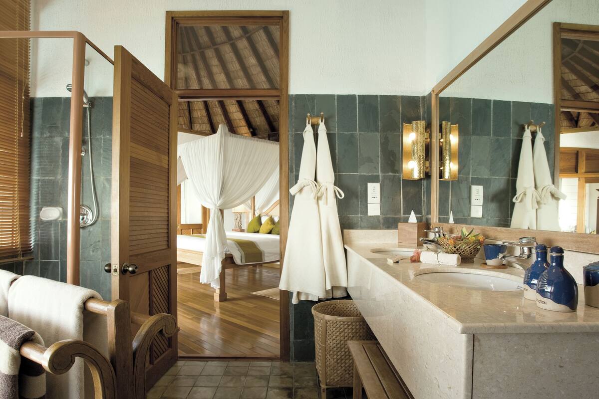 combined shower/bathtub, free toiletries, hair dryer, bathrobes