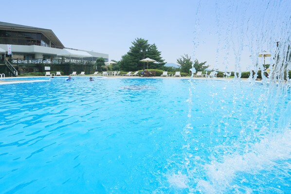 Una piscina al aire libre