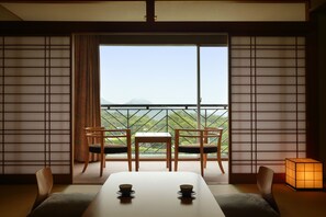 客房内保险箱、办公桌、遮光窗帘、免费 WiFi