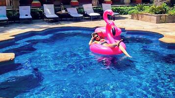 4 albercas al aire libre y camastros