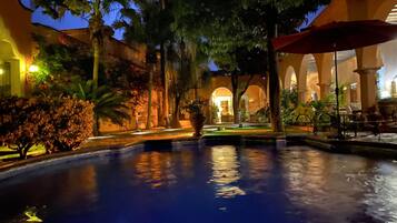 4 piscines extérieures, chaises longues