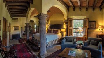 Minibar, coffres-forts dans les chambres, bureau