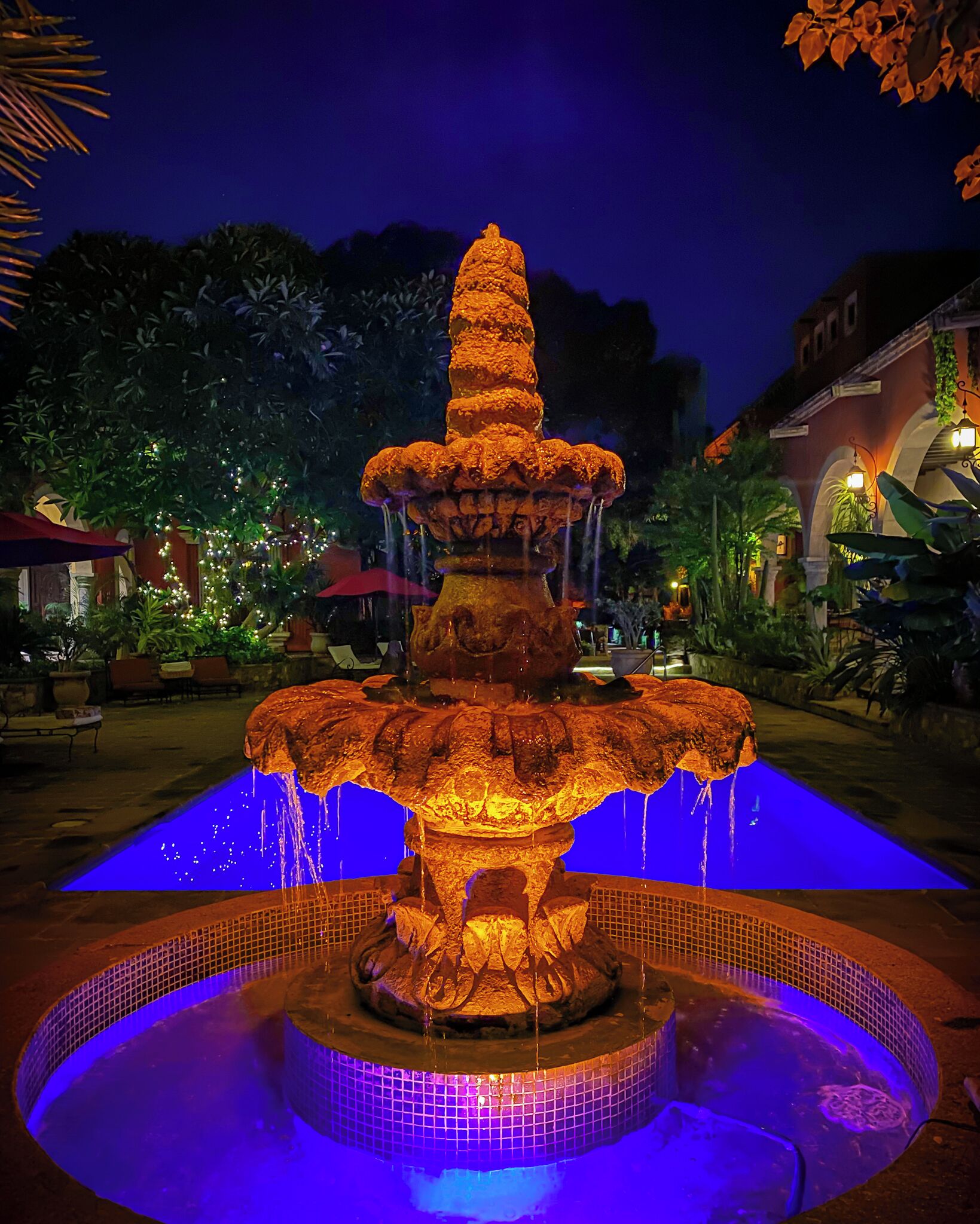 4 outdoor pools, pool loungers