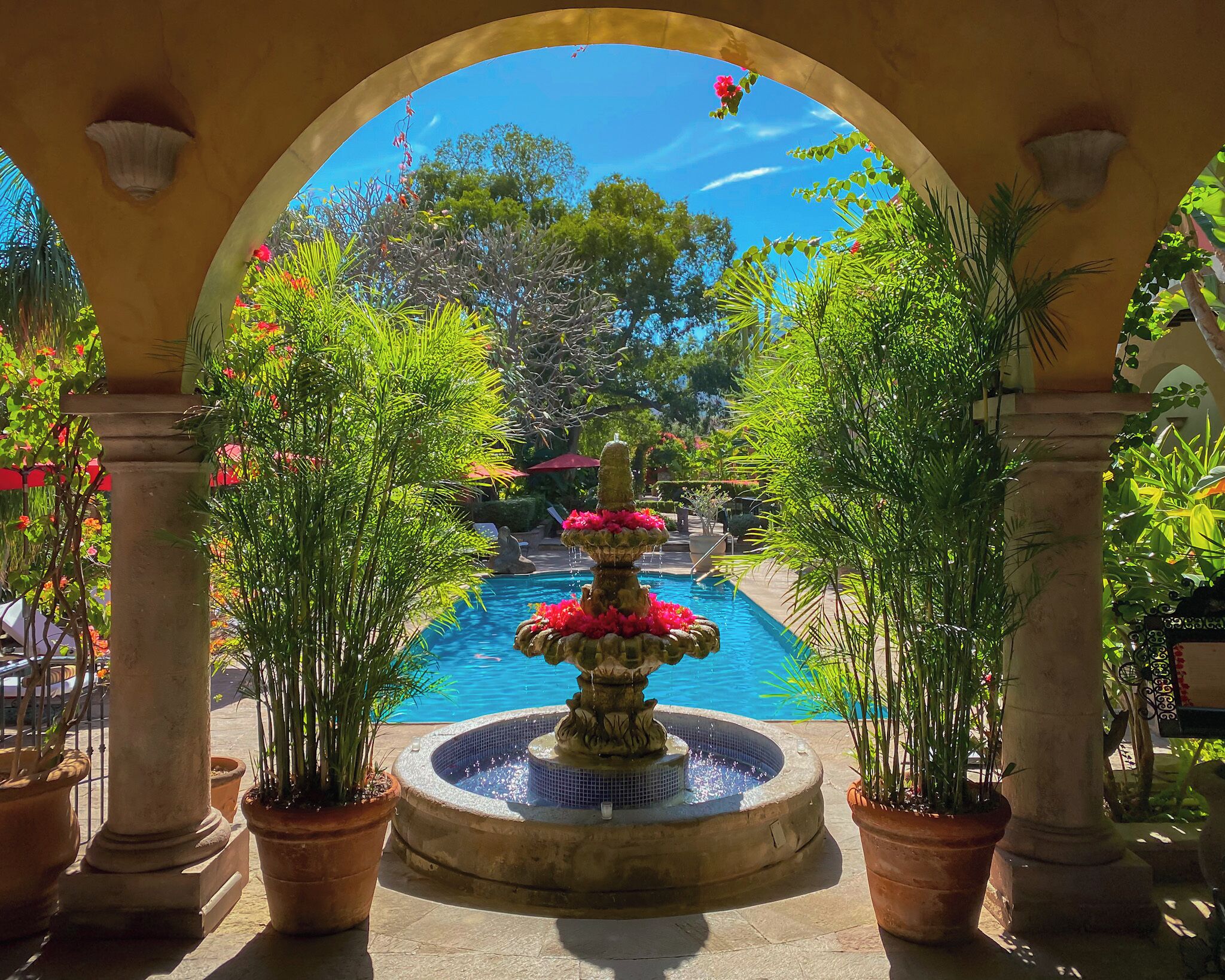 4 outdoor pools, pool loungers