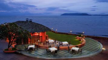 3 restaurants, breakfast, lunch, dinner served; international cuisine