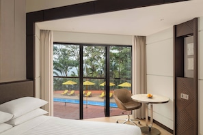 Chambre, 2 grands lits, non-fumeurs, vue piscine | Piscine | 2 piscines extérieures, cabanons gratuits, parasols de plage