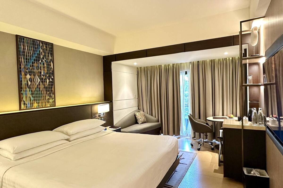 room, 1 king bed, non smoking, garden view | minibar, in-room safe, individually furnished, desk