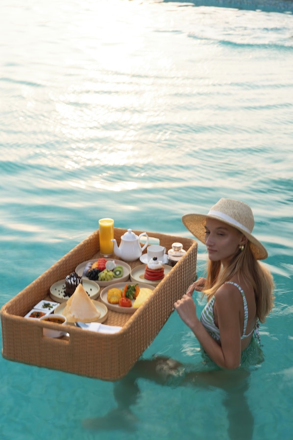 3 restaurants, breakfast, lunch, dinner served; international cuisine