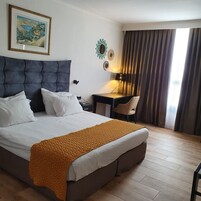 Minibar, caja de seguridad en la habitación y escritorio 