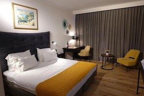 Minibar, in-room safe, desk, free cribs/infant beds - Nazareth Plaza Hotel (Nazareth Iliit)
