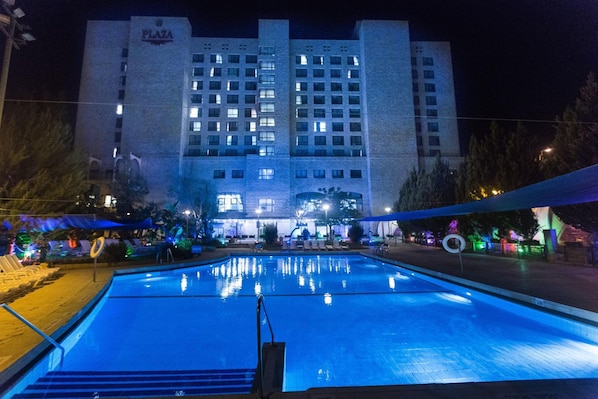 Una piscina al aire libre de temporada