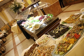 2 nhà hàng, phục vụ bữa sáng, bữa trưa, bữa tối, món ăn kosher
