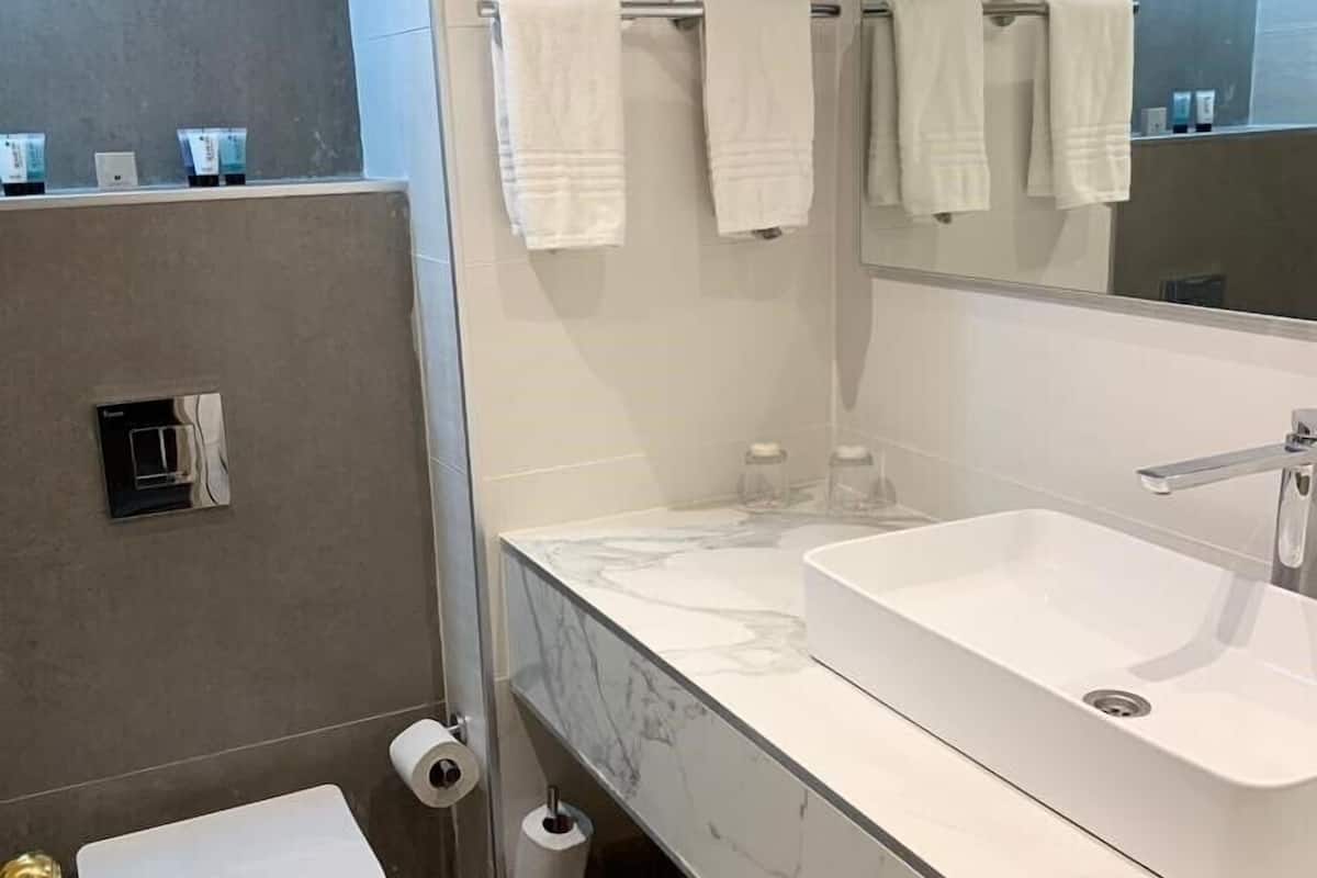Bathroom sink