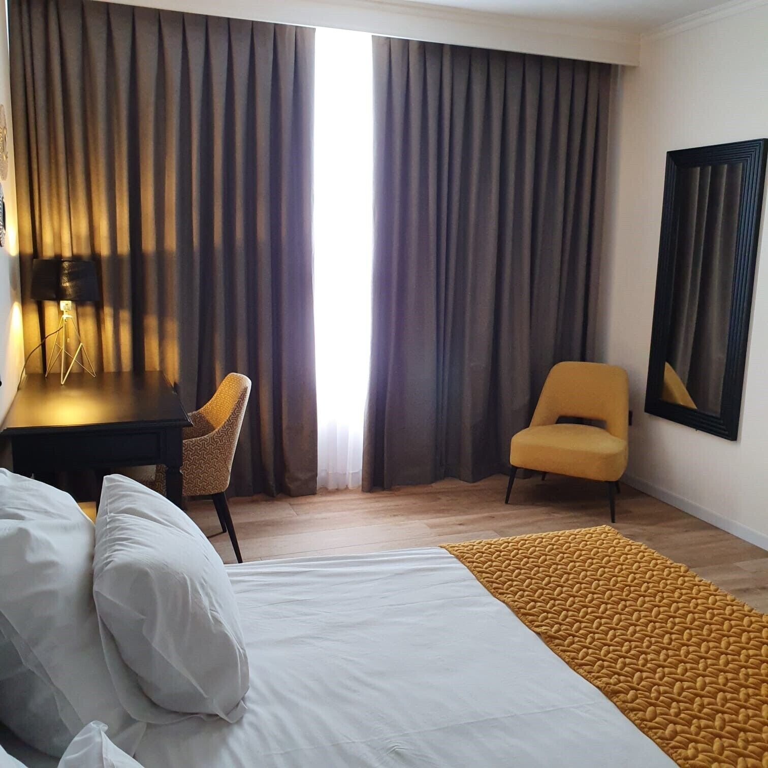 deluxe double room | minibar, in-room safe, desk, free cots/infant beds