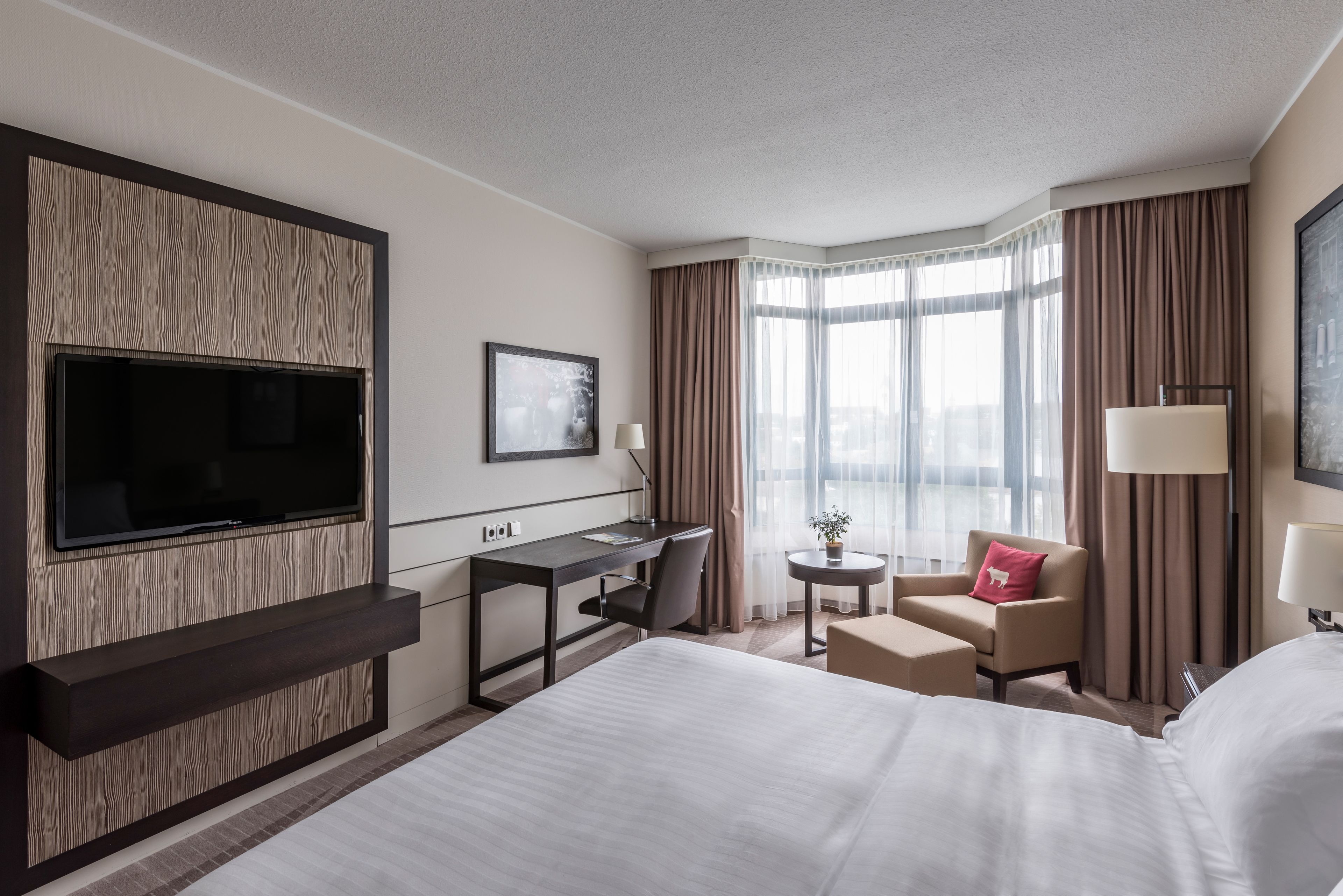 Executive Room, 1 Queen Bed | Premium bedding, in-room safe, desk, iron/ironing board