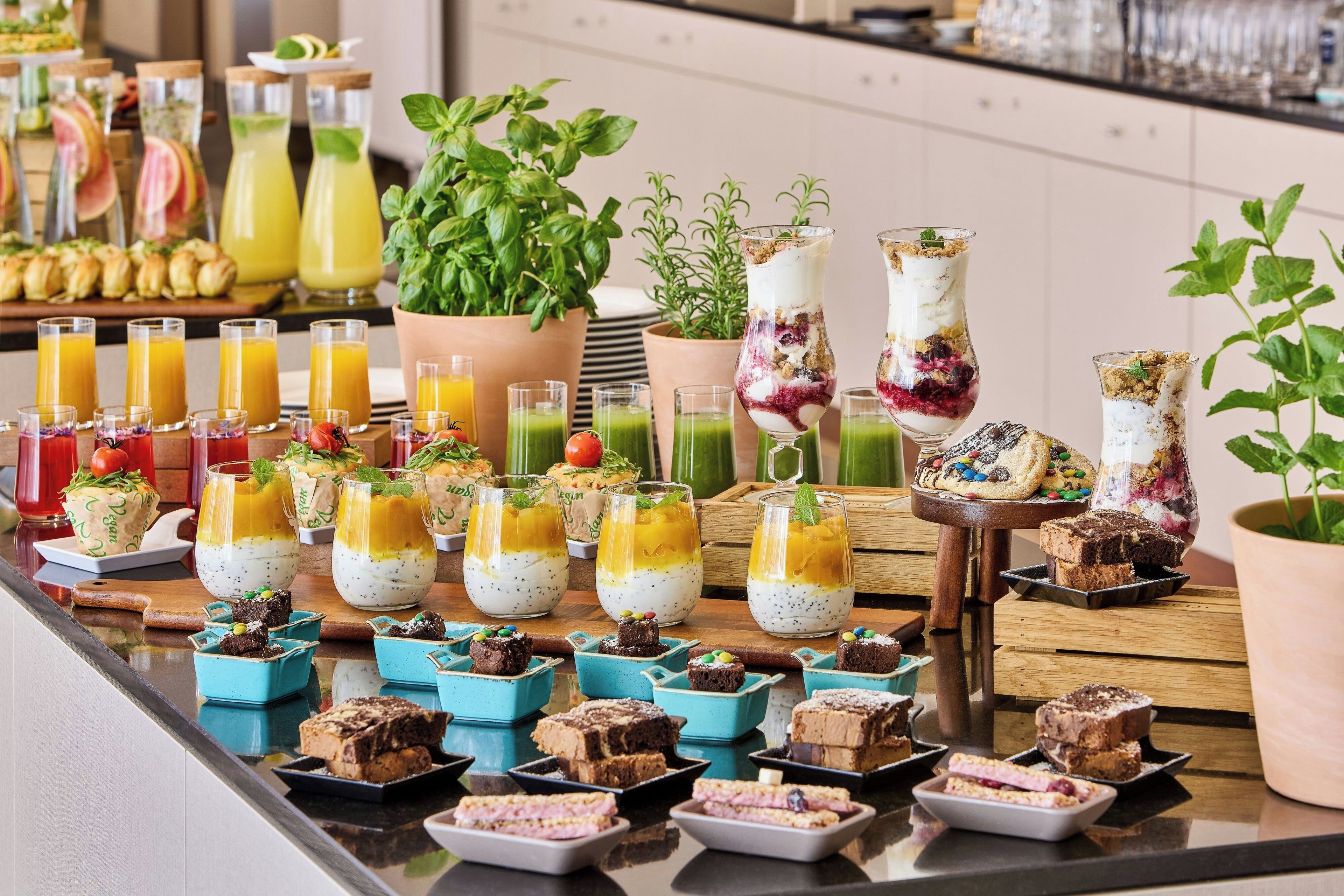 Variedad de opciones de comida y bebida, como batidos, postres y una planta en maceta.