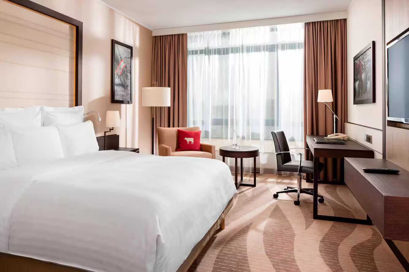 Executive Room, 1 King Bed | Premium bedding, in-room safe, desk, iron/ironing board