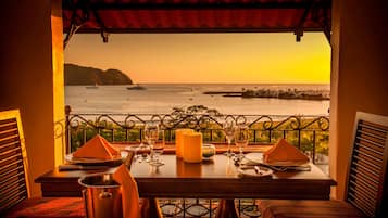 4 restaurantes; se sirve desayuno, almuerzo y cena; cocina internacional