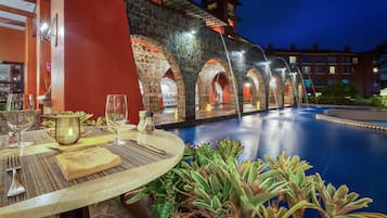 4 restaurants; breakfast, lunch, and dinner served