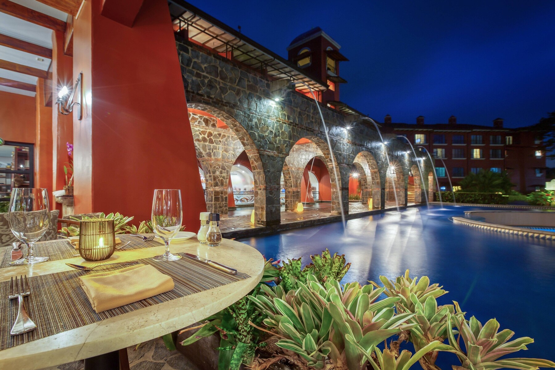 4 restaurants; breakfast, lunch and dinner served 