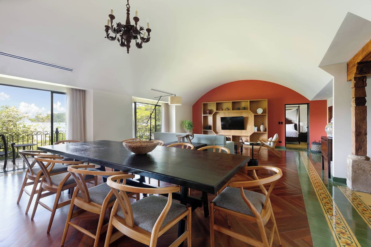 Suite presidencial, 1 habitación, para no fumadores, vista al océano | Área de sala de estar | Televisión de pantalla plana de 55 pulgadas con canales por cable