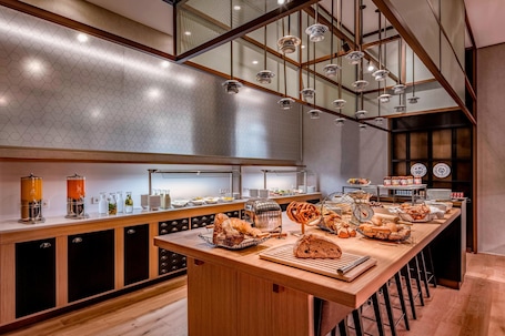 Café da manhã com buffet todos os dias (EUR 28 por pessoa)