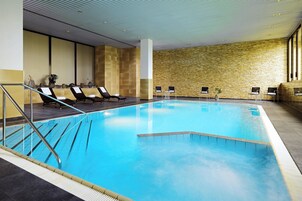 Una piscina cubierta