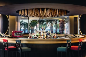 2 bars, lounge dans le hall, piano-bar