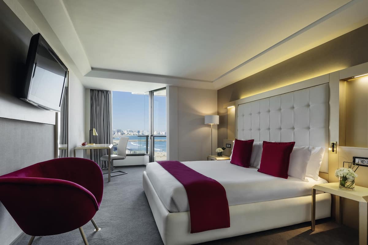 1 kamar tidur, minibar, brankas, dan meja kerja