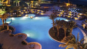 Piscine extérieure, parasols de plage, chaises longues
