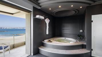 Suíte real, 1 cama de casal, vista para o mar | 1 quarto, frigobar, cofres nos quartos, escrivaninha