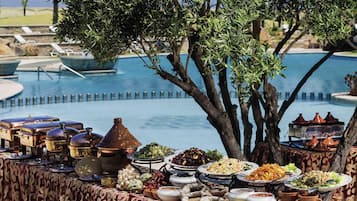 4 restaurantes; se sirve desayuno, almuerzo y cena; cocina internacional