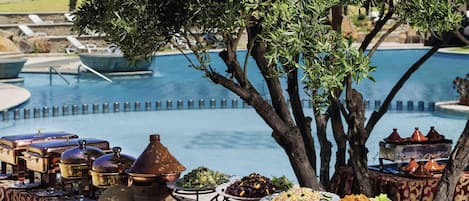 4 restaurants, breakfast, lunch, dinner served; international cuisine