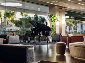 2 bars/lounges, pub
