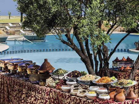 4 restaurants, breakfast, lunch, dinner served; international cuisine