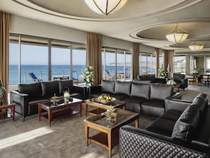 Suite Royale, 1 lit double, vue mer | Minibar, coffres-forts dans les chambres, bureau